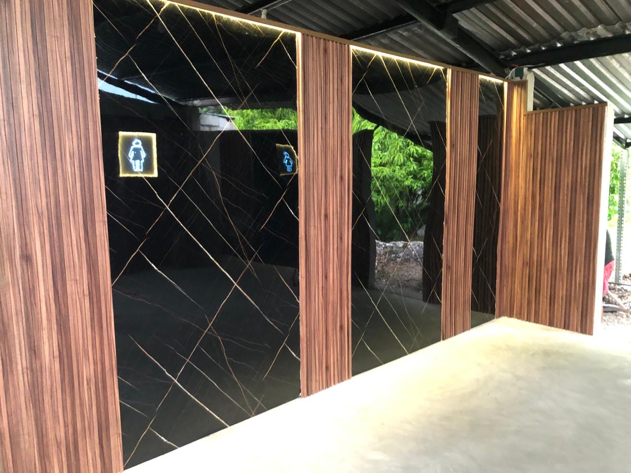 Fachada de baños con paneles y lambrin