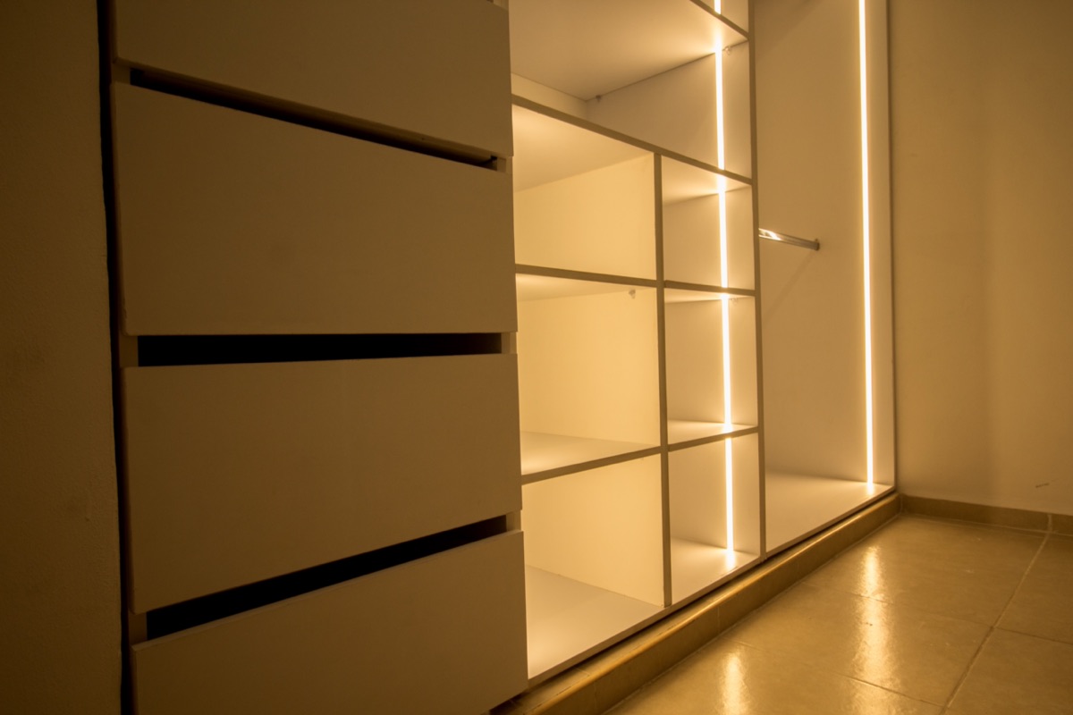 Clóset con módulos e iluminación LED