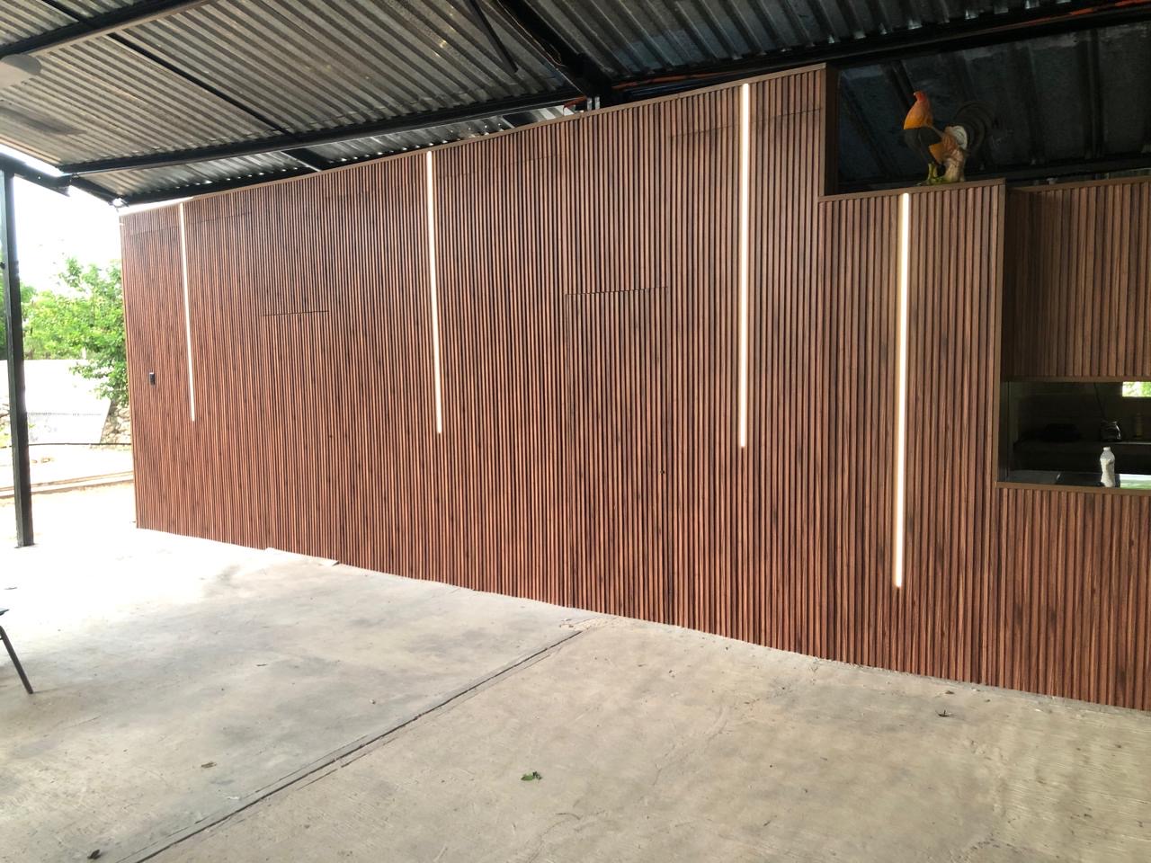 Muro de lambrin con luz LED
