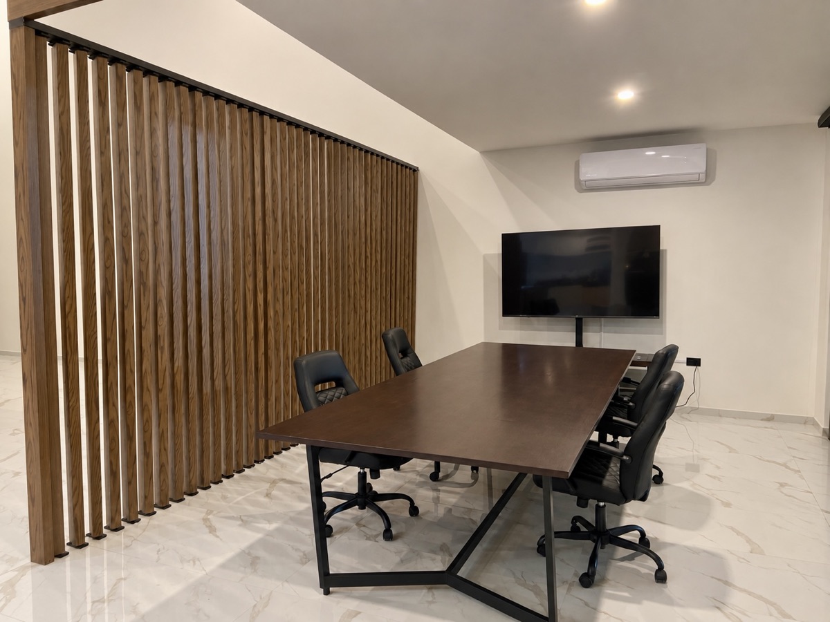 Sala de juntas con vigas de WPC