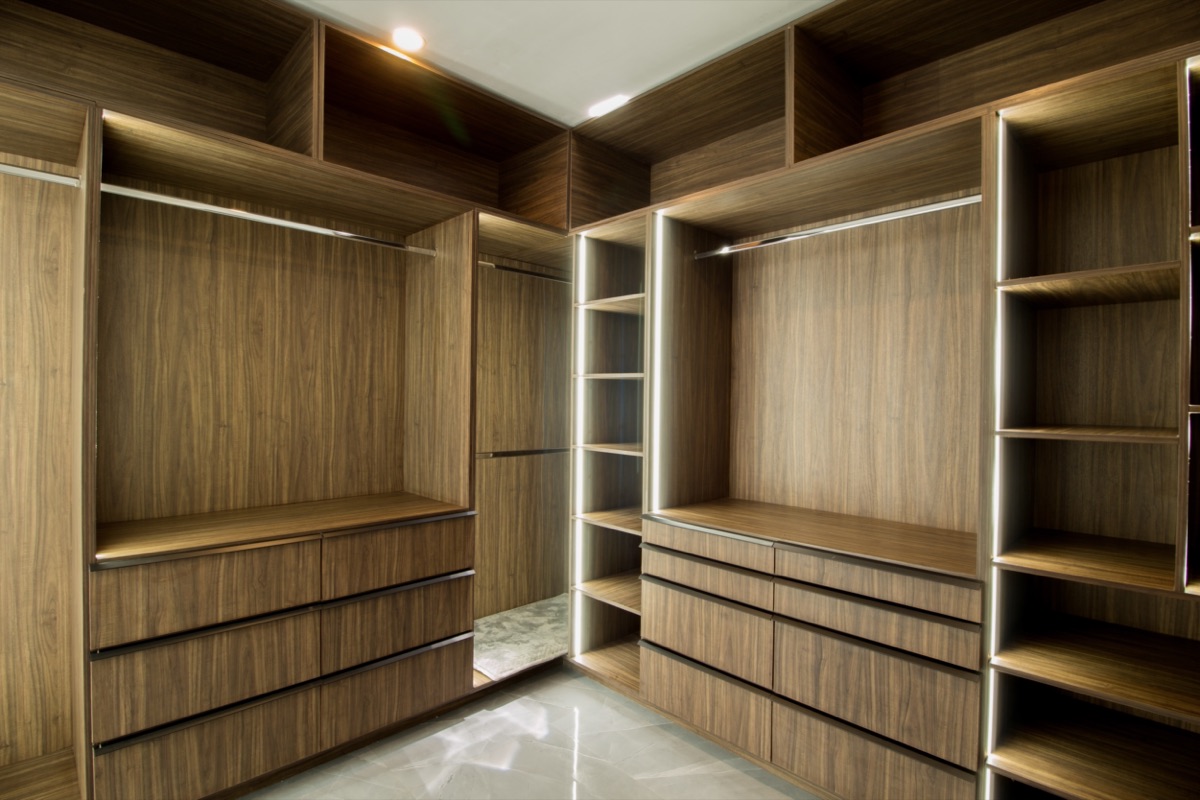 Walk-in closet con cajoneras